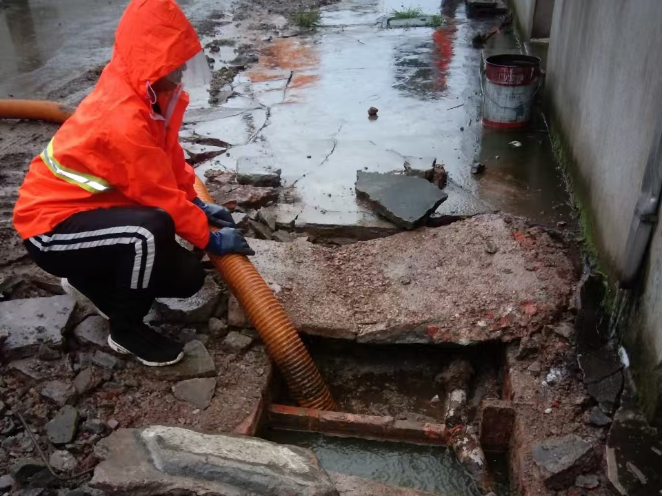 横沥专业清理污水池 炜誉市政以规范流程守护城市 “肠道”